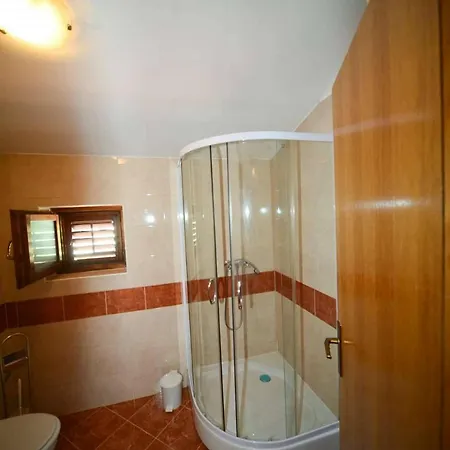 Two-bedroom In Ljubac I شقة Krneza